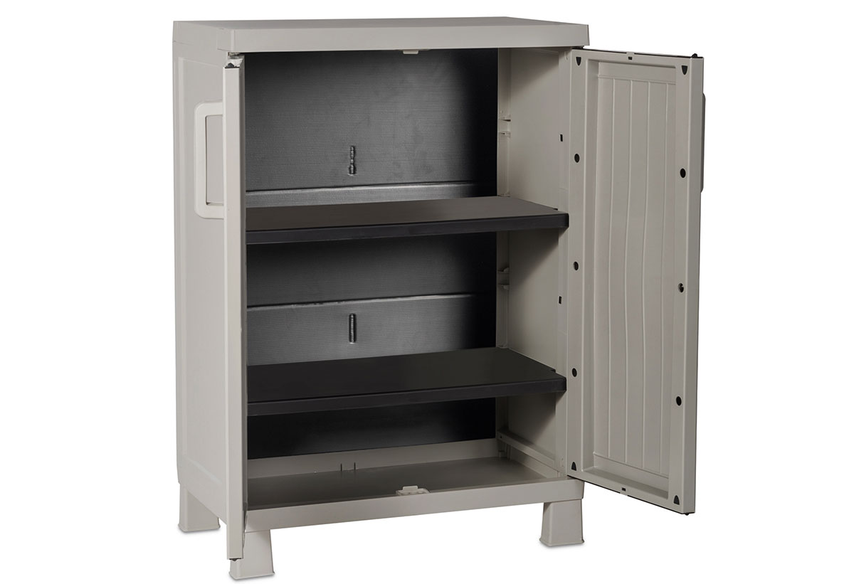 Στην φωτογραφία απεικονίζεται η ντουλάπα τοποθετημένη σε εξωτερικό χώρο